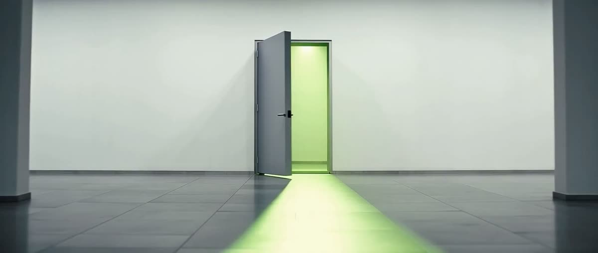 Frame del video di Alessandro Ferrauti con una porta aperta e una luce verde che attraversa il pavimento.